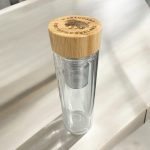 Glasflasche mit Bambusdeckel und Teesieb