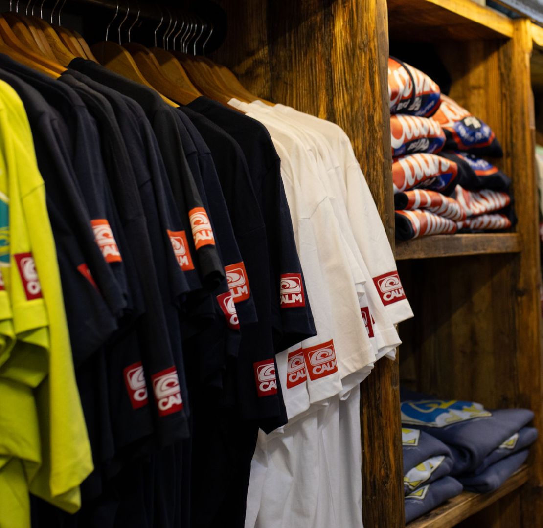 Verschiedene Calmwear-T-Shirts in unserem Fashion Store